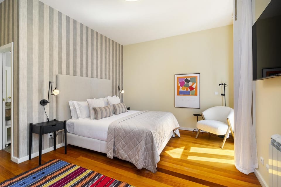 Bed, TV and multimedia, Bedroom