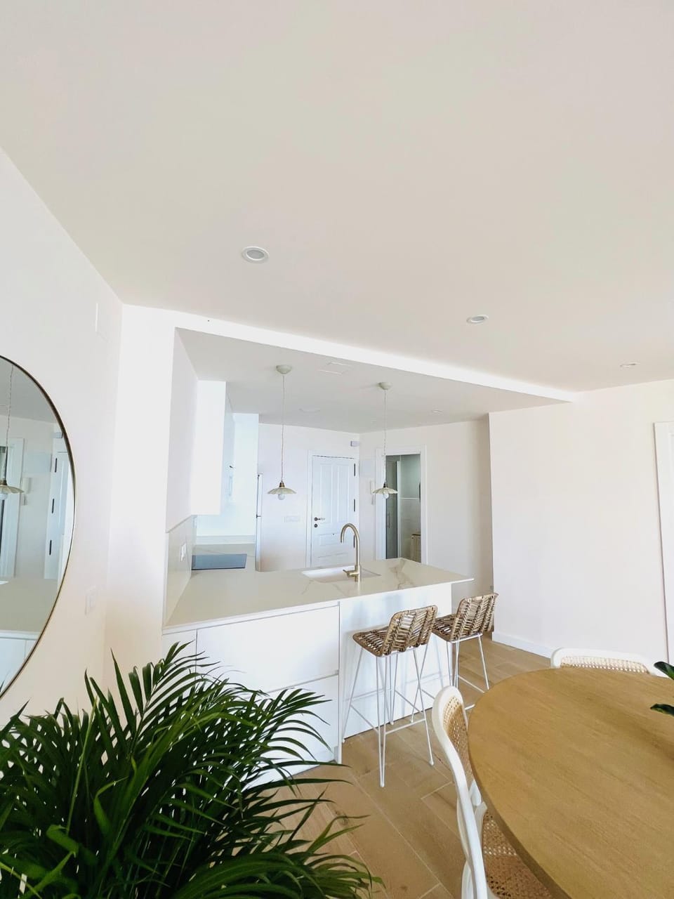 Kitchen or kitchenette, Dining area