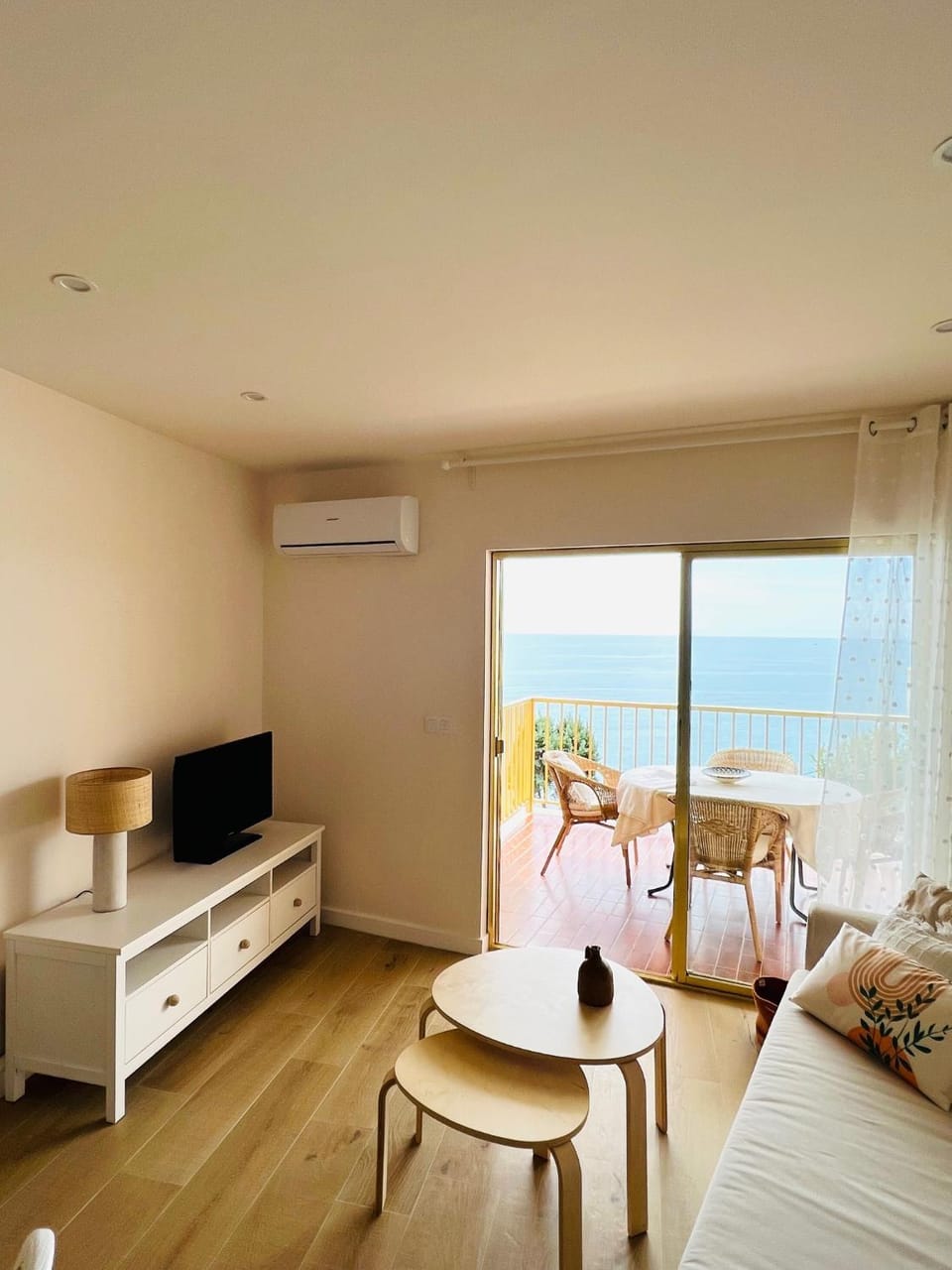 TV and multimedia, Living room, Seating area, air conditioner
