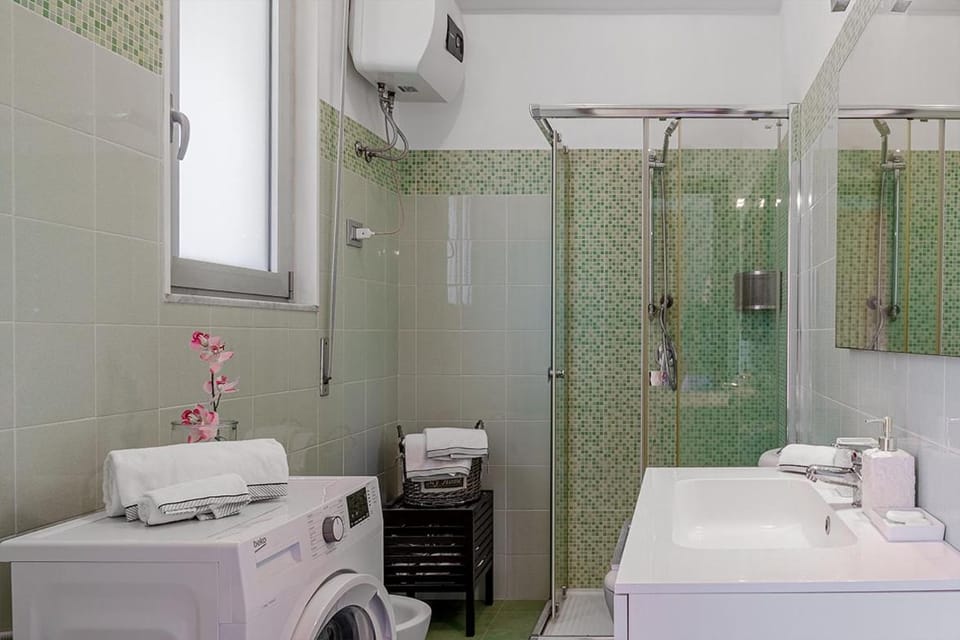 Shower, Toilet, Bathroom, towels, washing machine