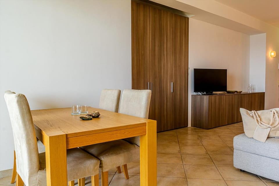 TV and multimedia, Living room, Seating area, Dining area, Evening entertainment