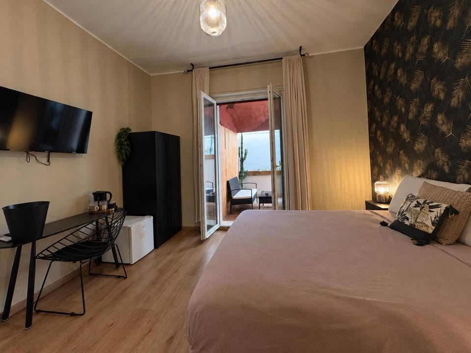 Bed, TV and multimedia, Photo of the whole room, Bedroom