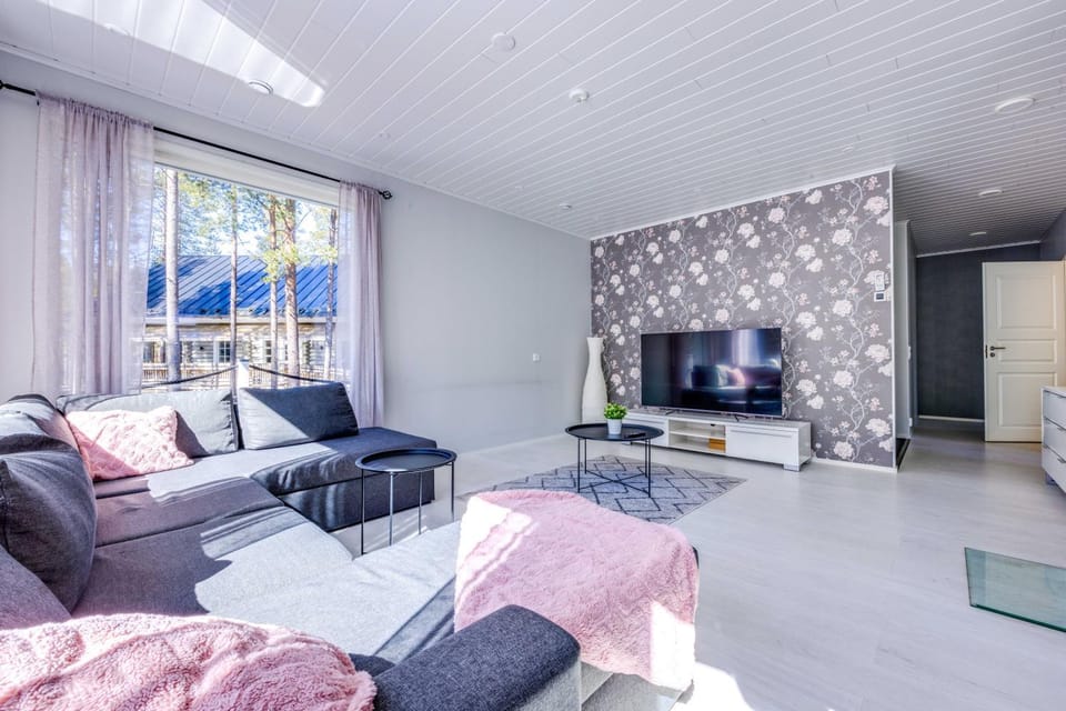 Communal lounge/ TV room, TV and multimedia, Living room