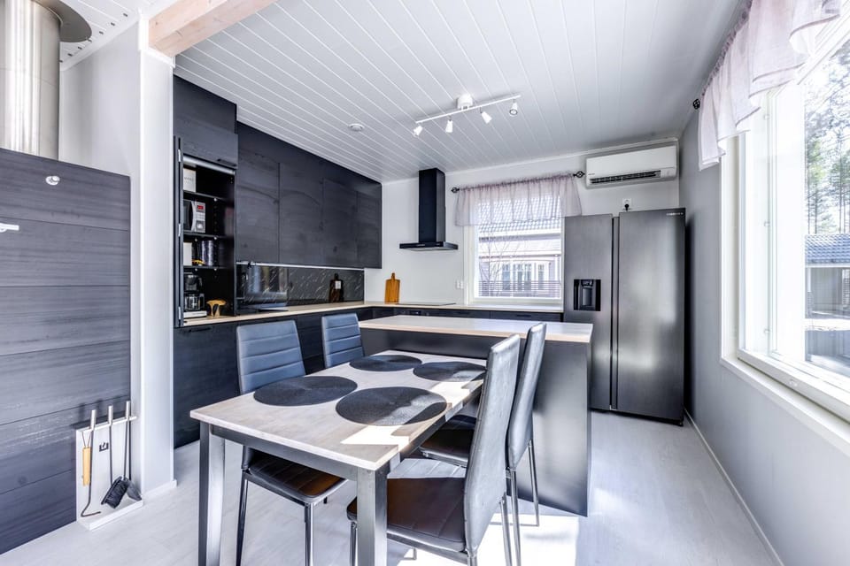 Kitchen or kitchenette, Dining area, minibar, pet friendly, stove