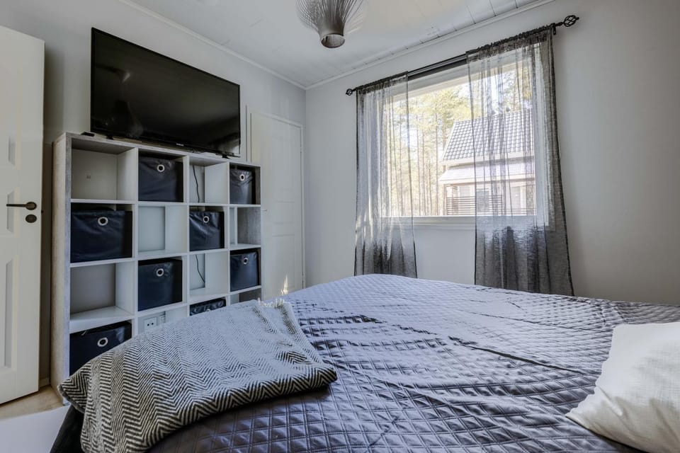 Bed, TV and multimedia, Photo of the whole room, Bedroom