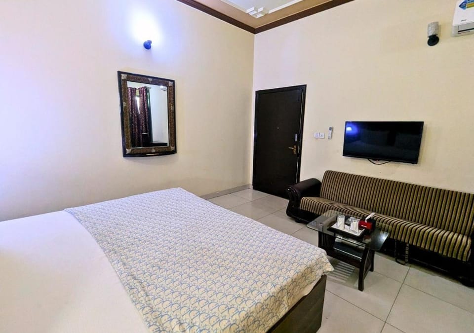 Bed, TV and multimedia, Seating area, Bedroom, hair dresser