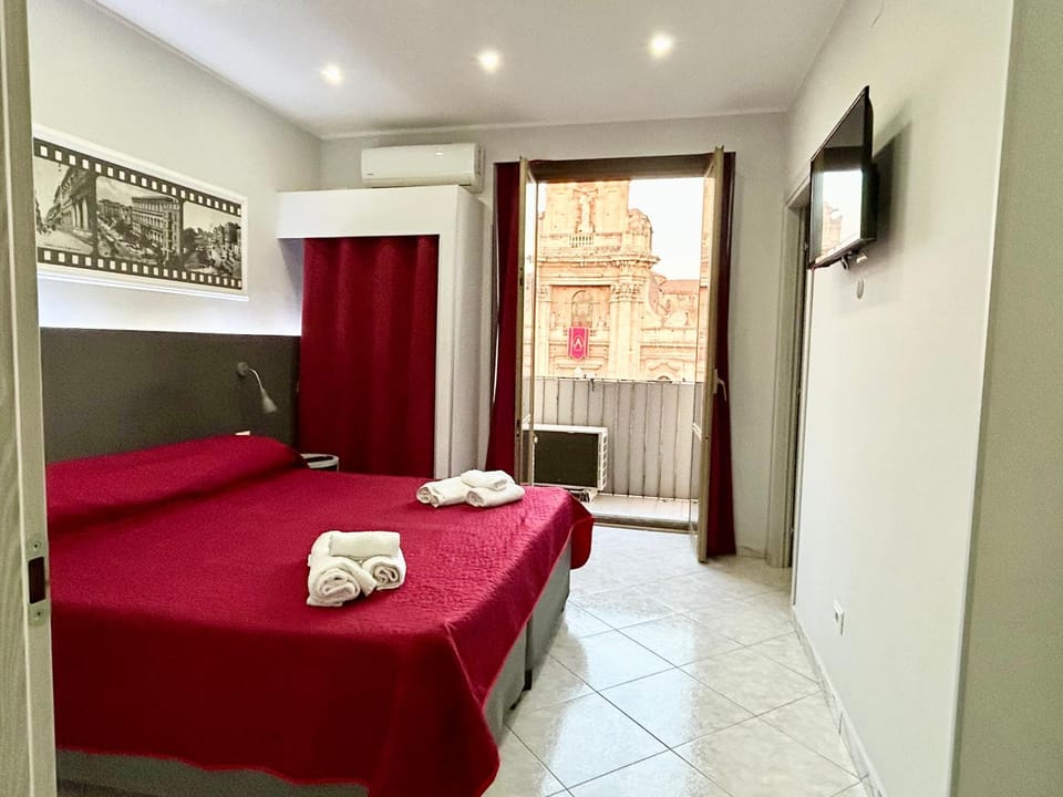 Bed, TV and multimedia, Photo of the whole room, Bedroom, towels, air conditioner