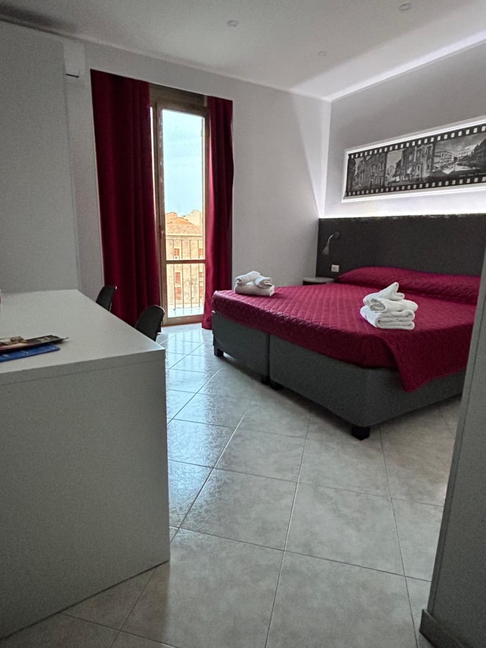 Bed, Photo of the whole room, Bedroom, towels