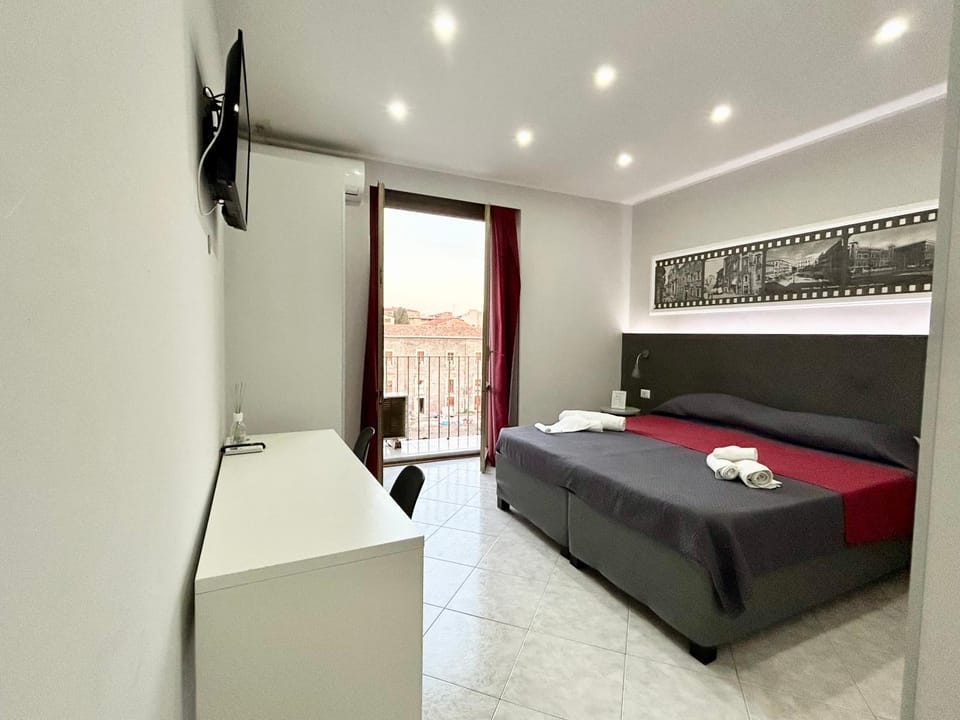 Bed, TV and multimedia, Photo of the whole room, Bedroom, towels
