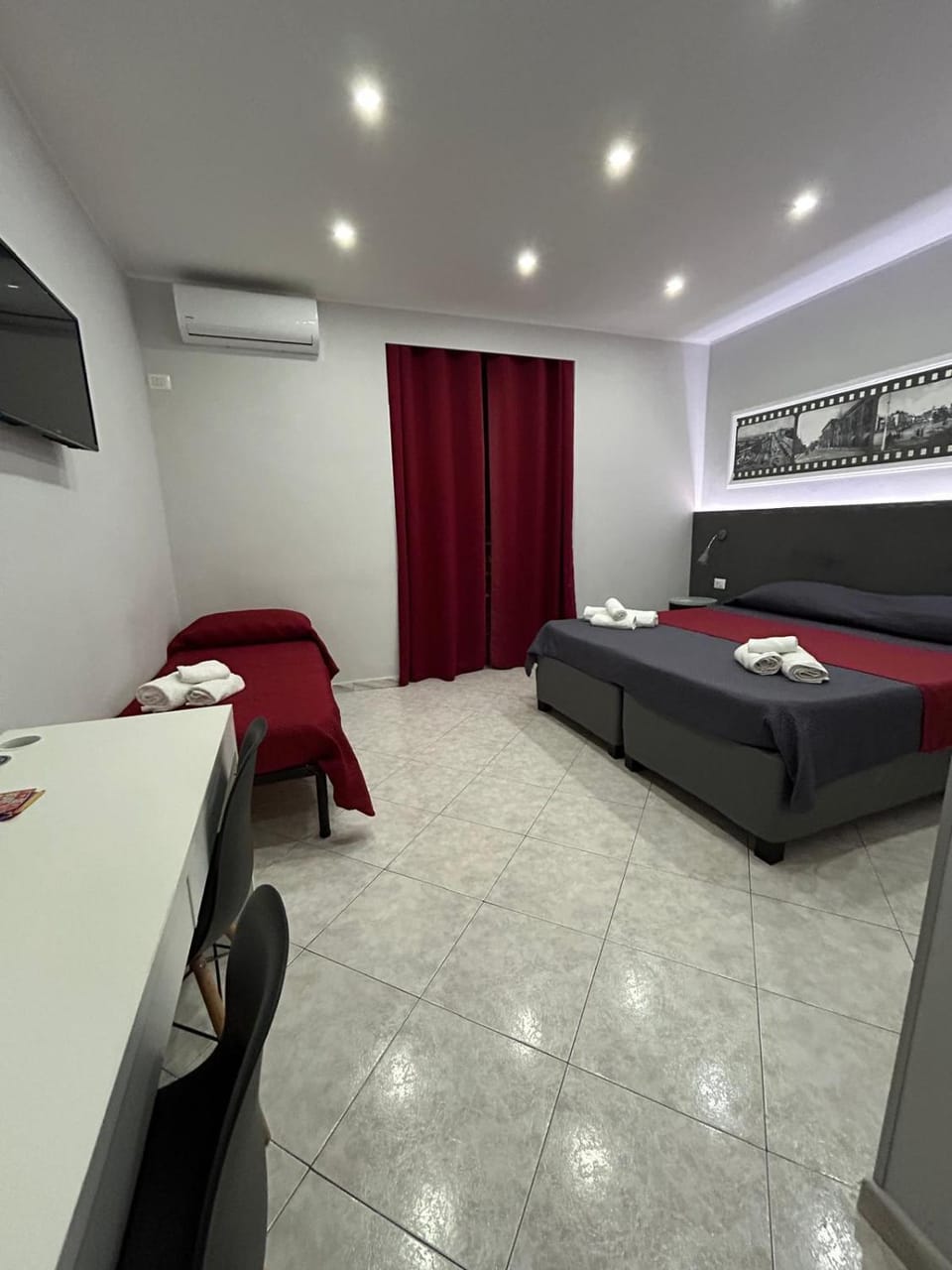 Bed, Bathroom, TV and multimedia, Balcony/Terrace, Photo of the whole room, Decorative detail, Bedroom, hair dryier, towels, air conditioner