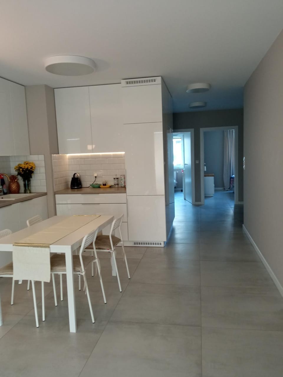 Kitchen or kitchenette, Dining area