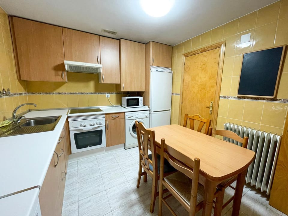 Kitchen or kitchenette, Dining area, oven