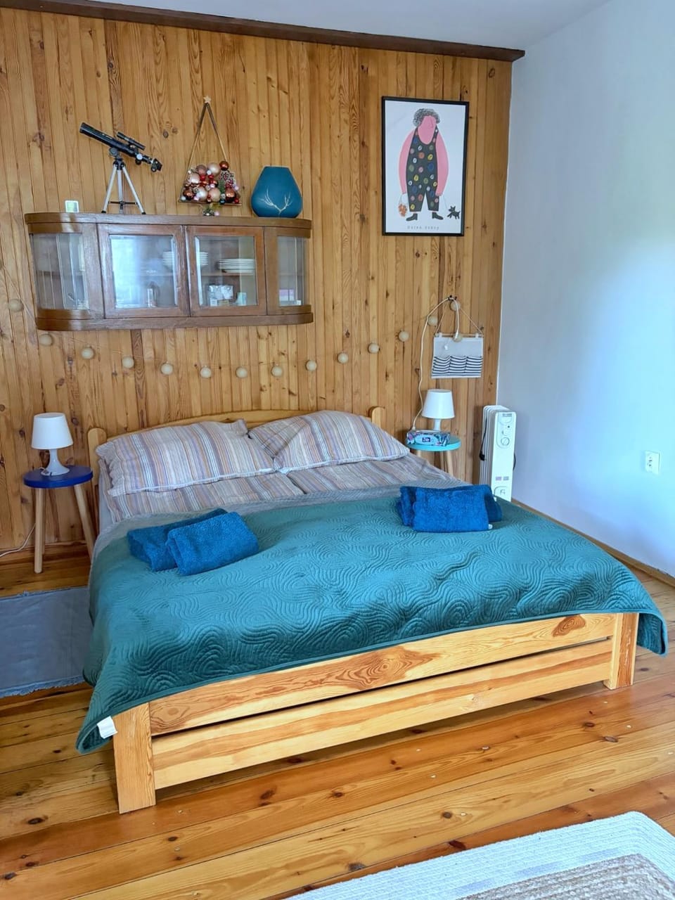 Bed, Living room, Photo of the whole room, Seating area, Bedroom