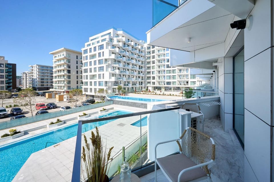 Property building, Balcony/Terrace, Swimming pool
