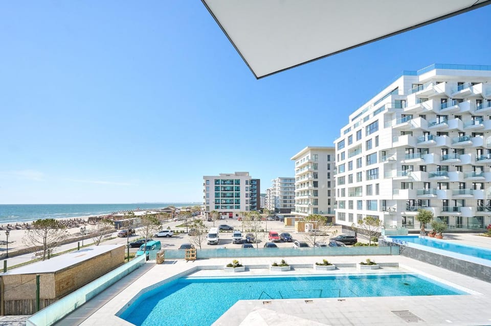 Property building, Balcony/Terrace, Pool view, Sea view