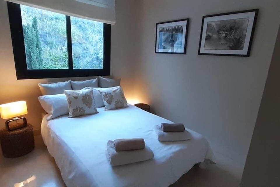 Bed, Bedroom, towels