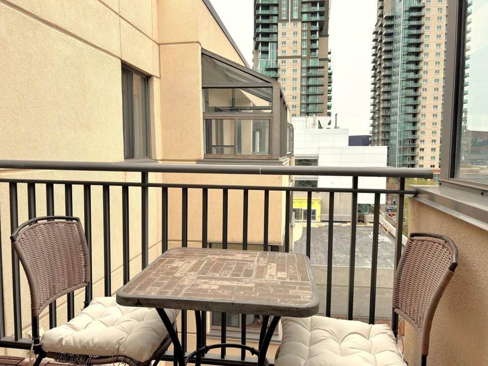 Roomy Top Floor at Stampede w Free Parking and AC Apartment in Calgary