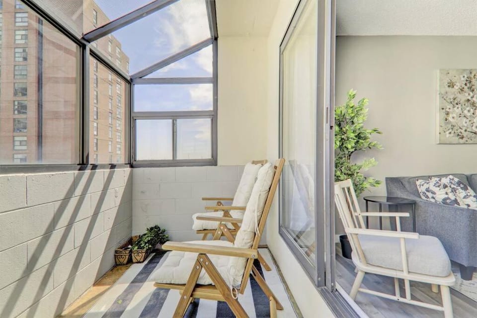 Roomy Top Floor at Stampede w Free Parking and AC Apartment in Calgary