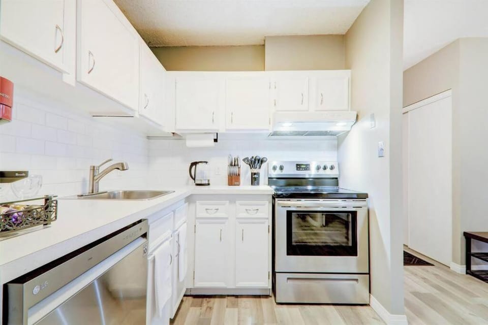 Roomy Top Floor at Stampede w Free Parking and AC Apartment in Calgary