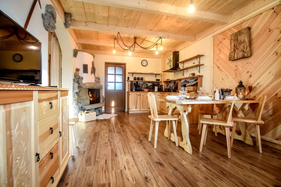 TV and multimedia, Kitchen or kitchenette, Living room, Seating area, Dining area