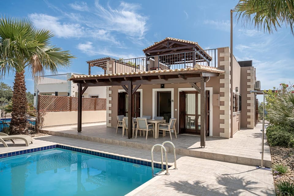 Property building, Patio, Facade/entrance, Balcony/Terrace, Swimming pool, Inner courtyard view