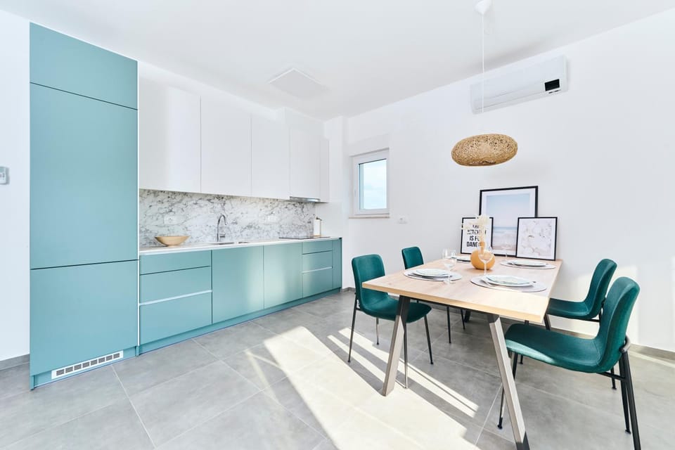 Dining area, kitchen