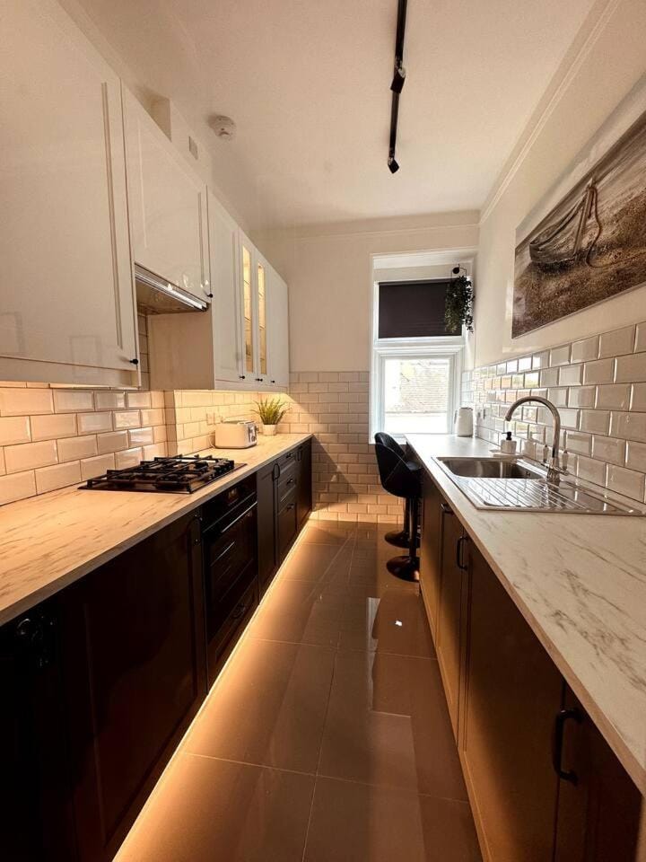 The Retreat - Two Mins From Beach - Large Flat Apartment in Bournemouth