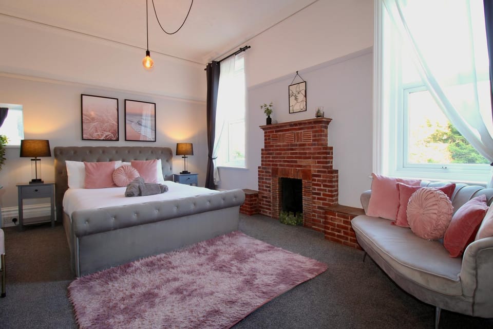 Bedroom, fireplace