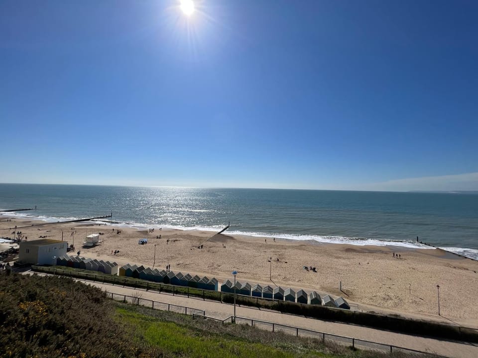 The Retreat - Large Luxury Apartment, Two Mins From Beach Apartment in Bournemouth