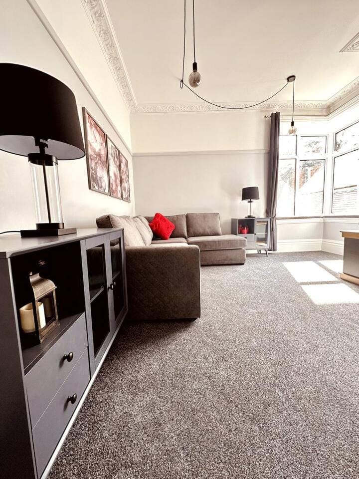 The Retreat - Two Mins From Beach - Large Flat Apartment in Bournemouth