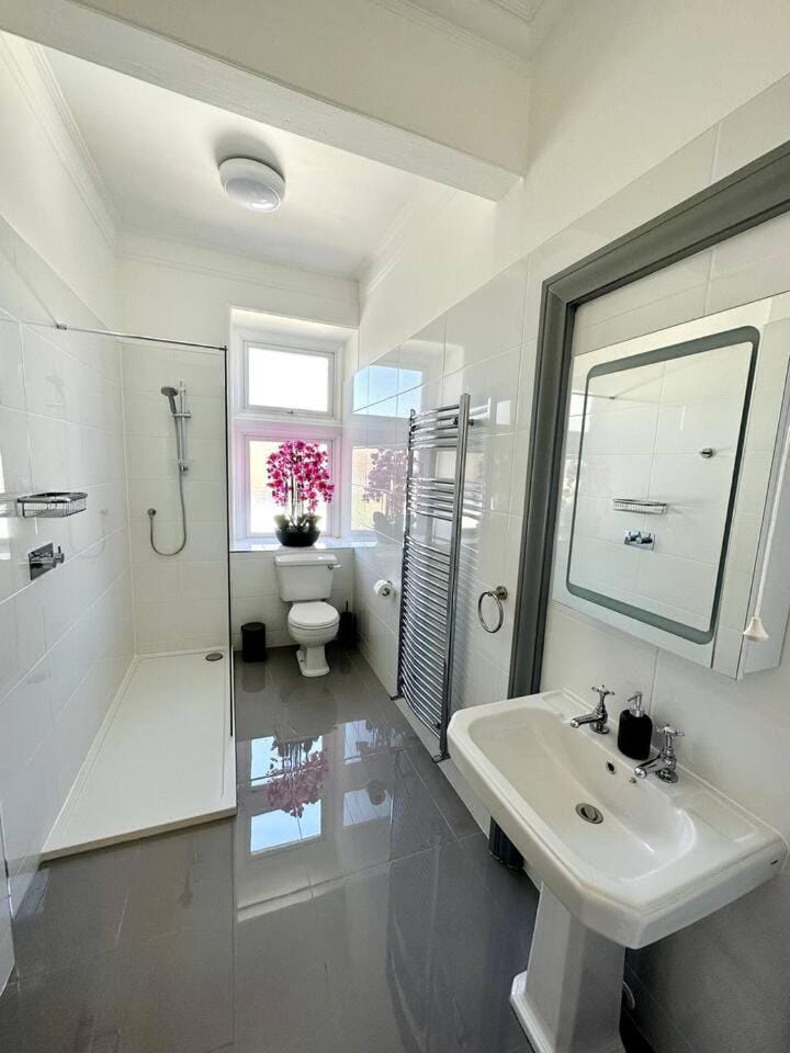The Retreat - Two Mins From Beach - Large Flat Apartment in Bournemouth
