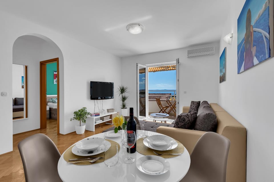 TV and multimedia, Living room, Dining area