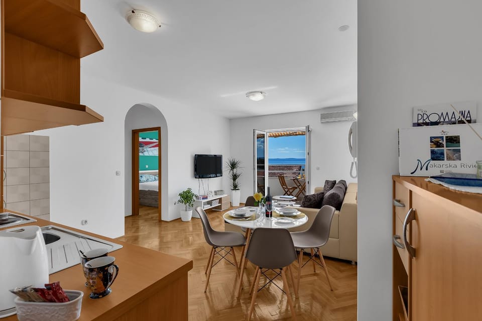 Kitchen or kitchenette, Living room