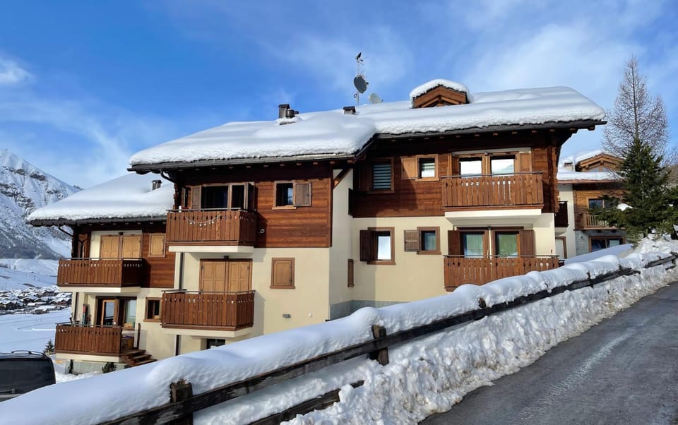 Property building, Day, Winter