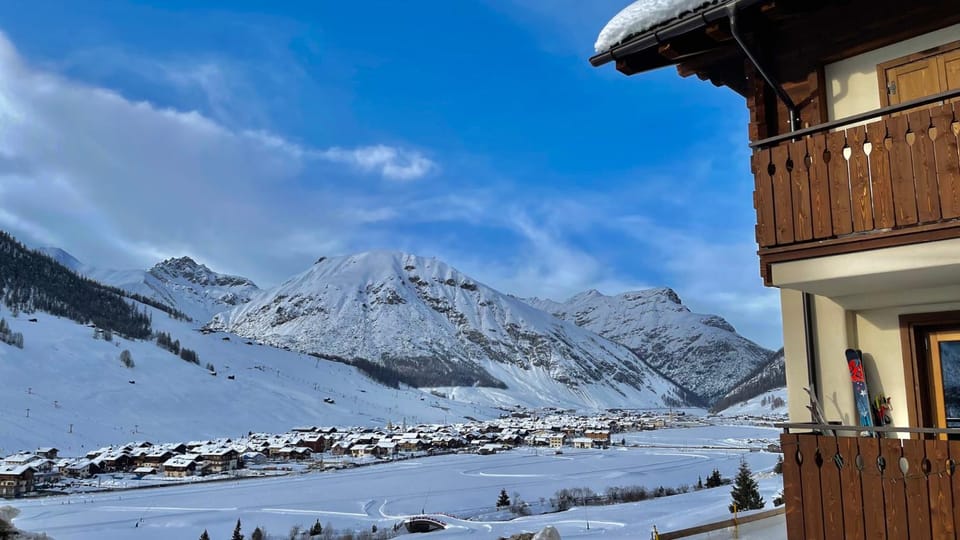 Property building, Nearby landmark, Day, Natural landscape, Winter, Mountain view