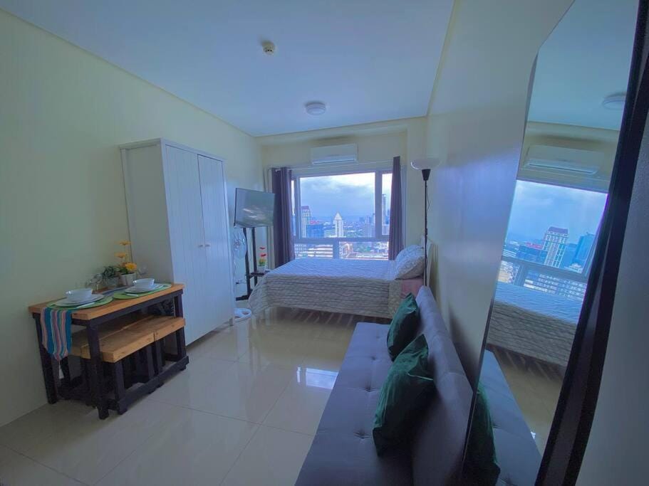Makati Penthouse with Stunning City Skyline View Apartment in Pasay