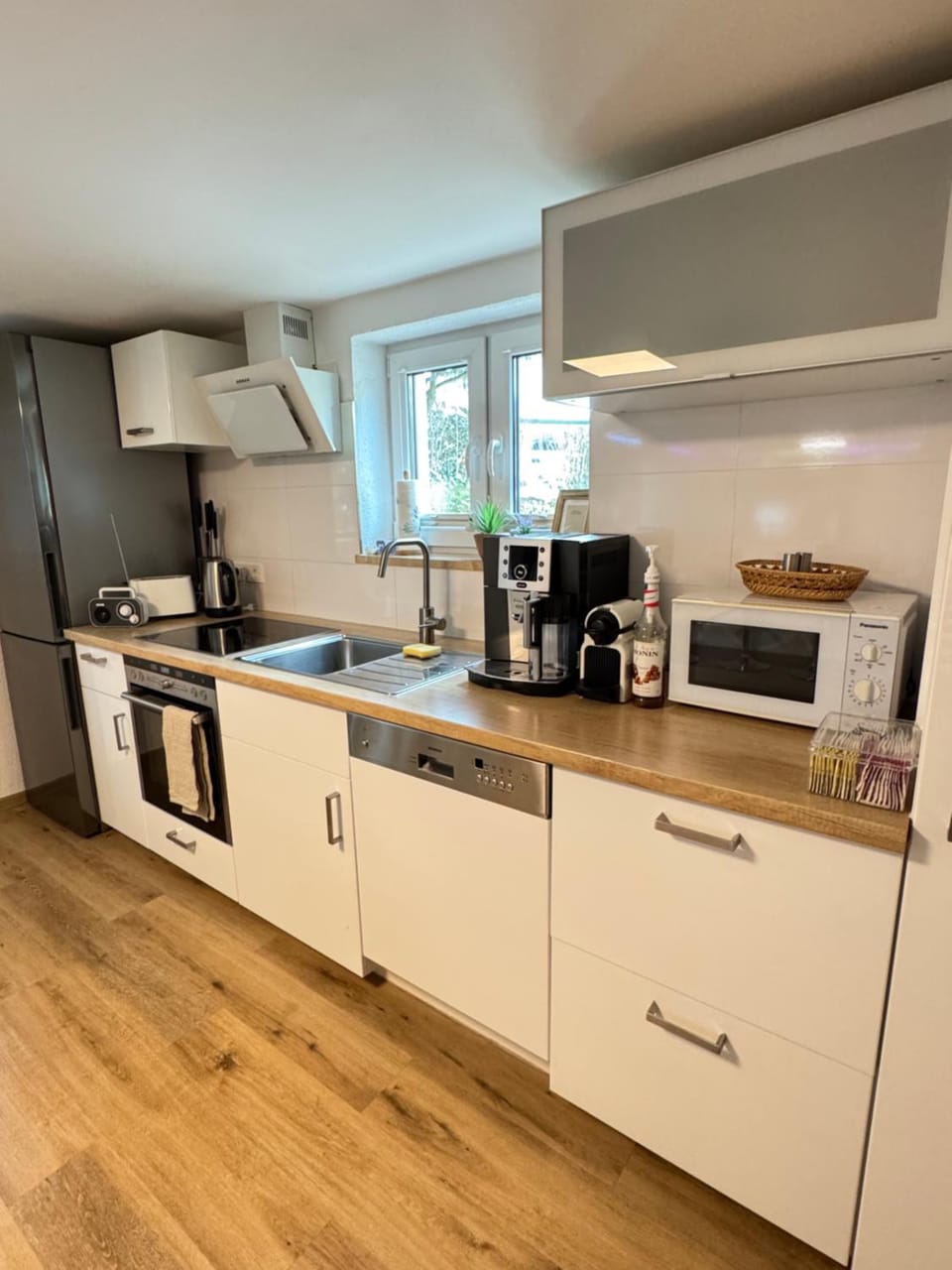 Coffee/tea facilities, Kitchen or kitchenette, dishwasher, oven, toaster