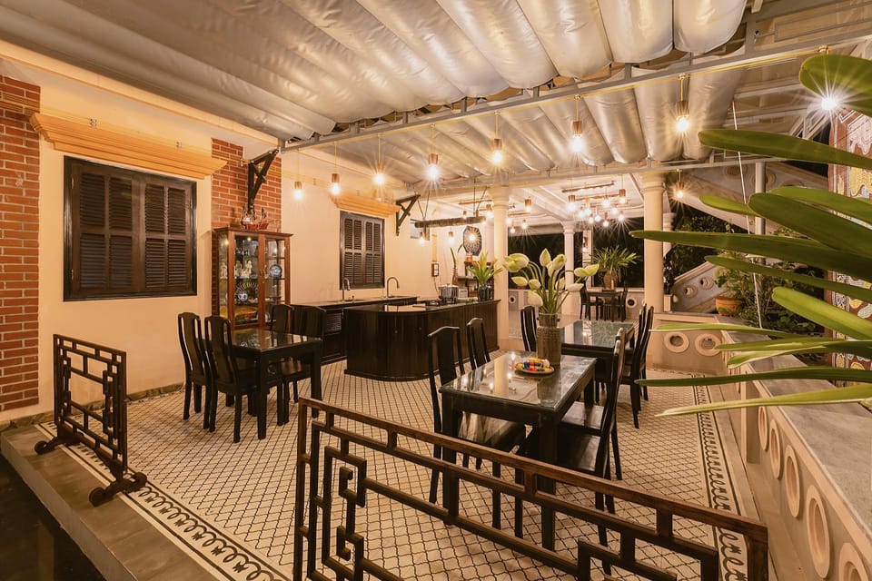 Restaurant/places to eat, Area and facilities
