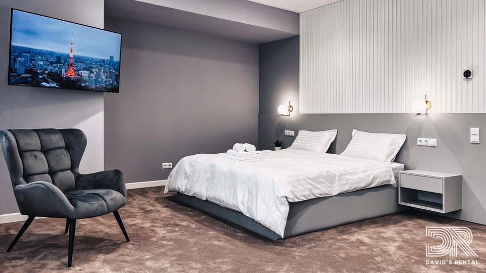Bed, TV and multimedia, Living room, Photo of the whole room, Seating area, Bedroom, towels