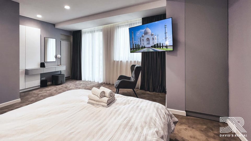 Bed, TV and multimedia, Photo of the whole room, Bedroom, hair dresser, towels