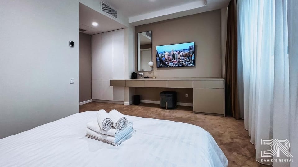 Bed, TV and multimedia, Photo of the whole room, Bedroom, towels