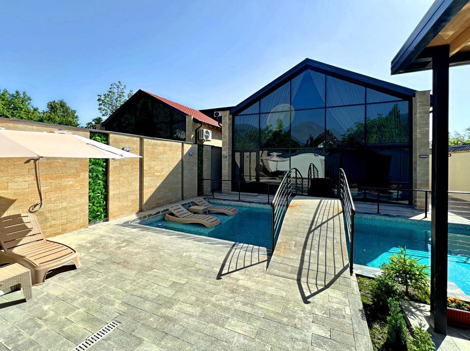 Property building, Patio, Day, Pool view, Swimming pool, sunbed