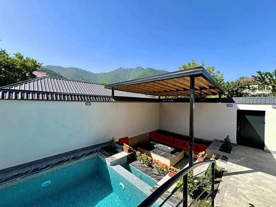 Patio, Day, Natural landscape, BBQ facilities, View (from property/room), Balcony/Terrace, Food and drinks, Food, Mountain view, Pool view, Swimming pool, sunbed
