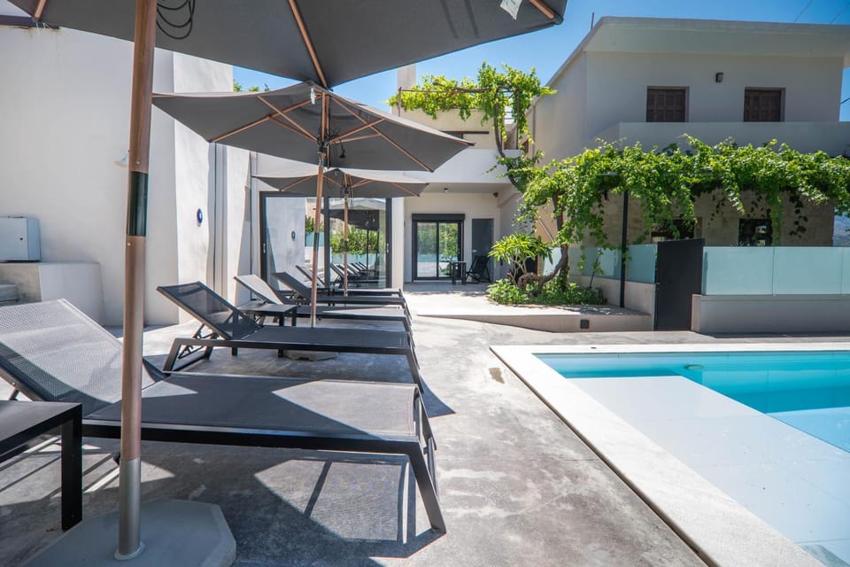 Property building, Patio, Day, Pool view, Swimming pool, sunbed