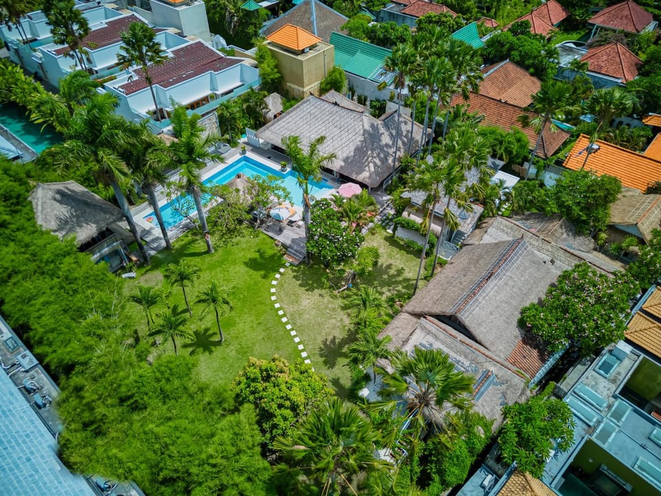 Villa Kalis, 10BR, Sleeps 24, Perfect for Groups, Best Value Seminyak Villa in Kuta