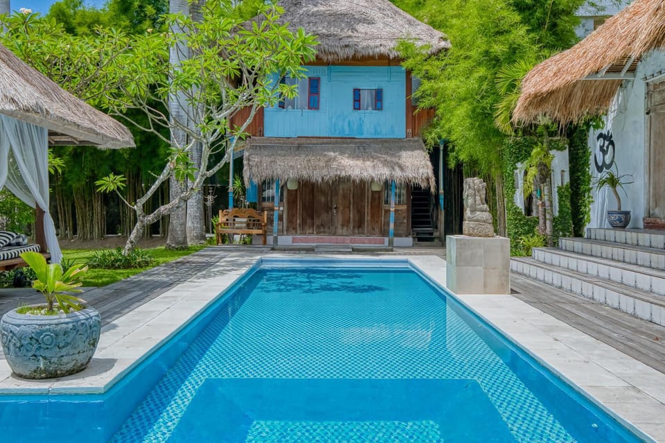 Villa Kalis, 10BR, Sleeps 24, Perfect for Groups, Best Value Seminyak Villa in Kuta