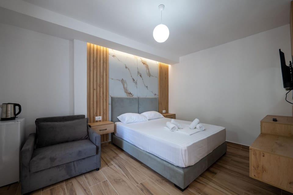 Bed, TV and multimedia, Living room, Photo of the whole room, Seating area, Bedroom, towels