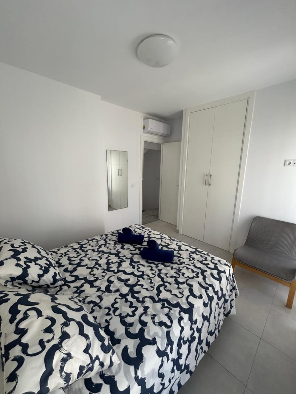 Photo of the whole room, Bedroom