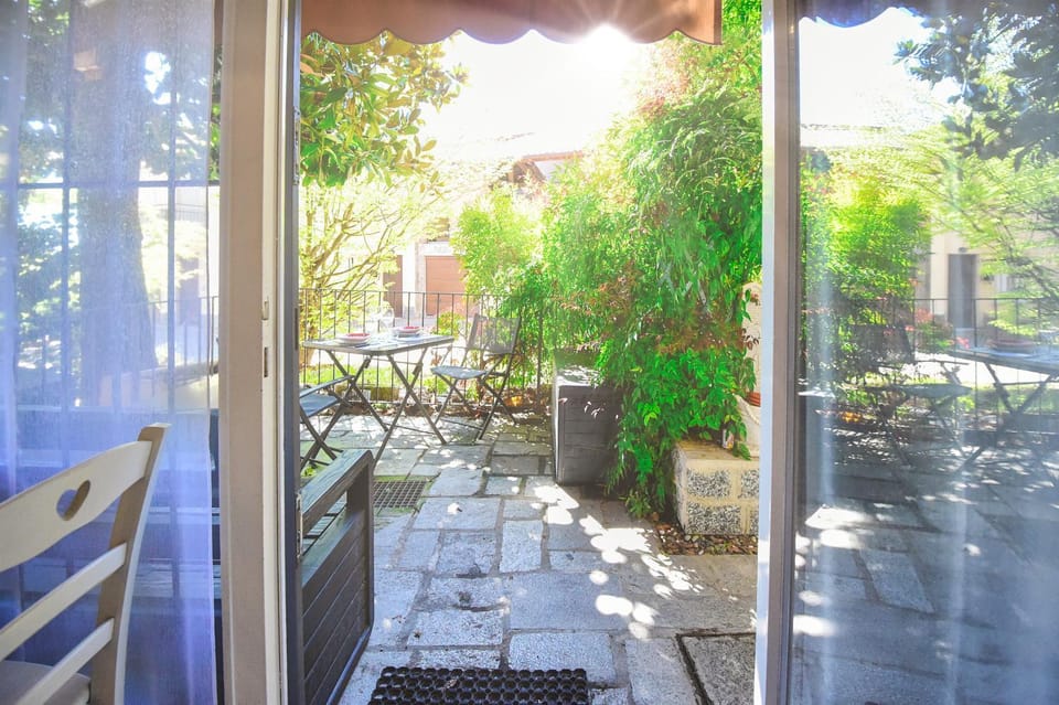 Property building, Balcony/Terrace, Balcony/Terrace, Seating area, Inner courtyard view, hair dresser