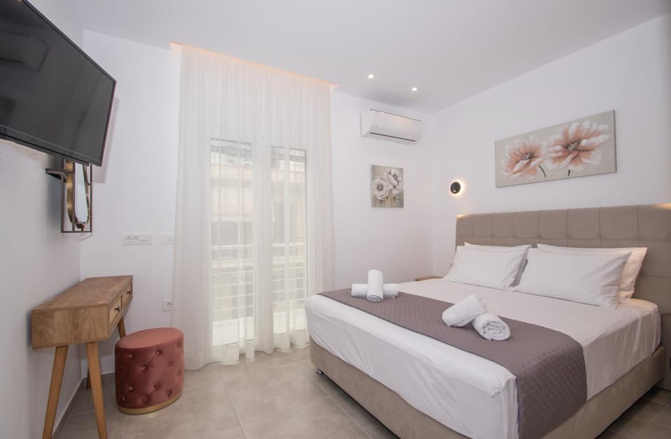 Bed, TV and multimedia, Photo of the whole room, Bedroom